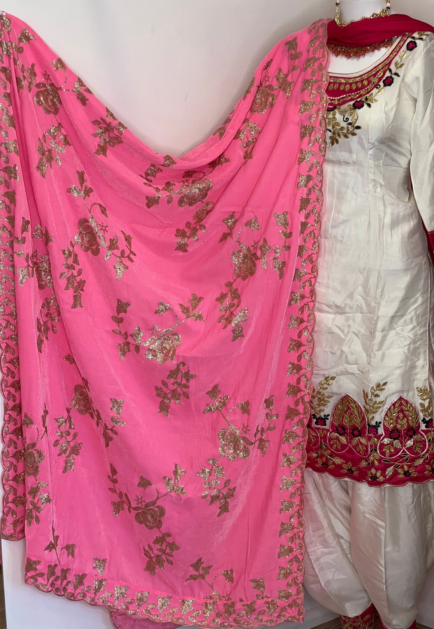 Jaskirat velvet shawl